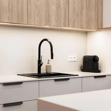 Daire Comfort Corner In - By Upstairs *